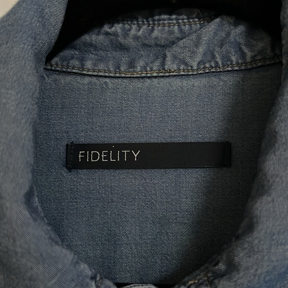 Fidelity button up top - Picture 2 of 5